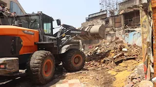 إزالة مبنيين متضررين من حريق شبرا الخيمة (صور)