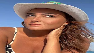 بشرى بإطلالة كاجوال لامعة تجمع بين الجرأة والراحة- سر اختيار اللوك