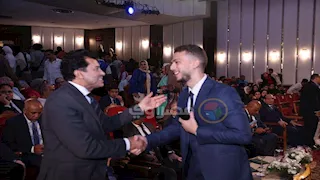 نادى عليه وصافحه.. وزير الشباب والرياضة يلبي رغبة شاب بعد منع الأمن له 