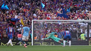 "مرموش وصلاح".. سوء الحظ يلازم ثنائي منتخب مصر أمام كريستال بالاس (فيديو)