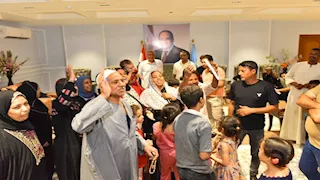 محافظ أسيوط يسلم تعويضات مالية على 70 أسرة من عرب المدابغ (صور)