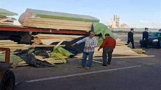 انقلاب سيارة محمّلة بالأخشاب يعطل الطريق الزراعي بالقليوبية 