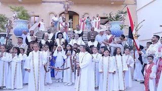 موكب العذراء بدرنكة.. فتيات صغيرات يتشحن بزي مريم في أسيوط (صور)