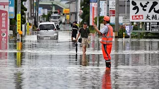 هطول أمطار غزيرة على جنوبي اليابان تتسبب في فيضانات وانهيارات طينية