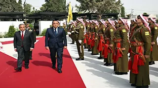 صور.. مراسم استقبال رسمية لرئيس الوزراء لدى وصوله مقر مجلس الوزراء الأردني