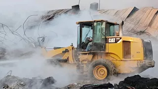  15 سيارة إطفاء.. حريق هائل يلتهم مصنع أحذية في القليوبية- صور