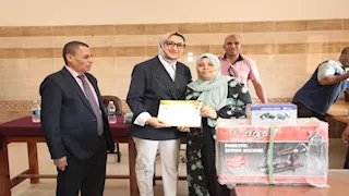 بالصور- نائب محافظ الوادي الجديد تُكرّم أوائل خريجي دورات التدريب المهني 