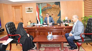 محافظ الفيوم يكرم سيدة تبلغ 80 عامًا تحدت الأمية ويمنحها رحلة عمرة
