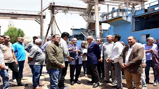 محافظ الأقصر يتفقد مشروعات تطوير الطرق والكورنيش ومصنع السكر بأرمنت