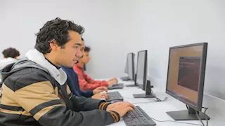 جامعة الجلالة تكشف عن منح دراسية للأوائل والمتفوقين والنوابغ وأبناء الشهداء 