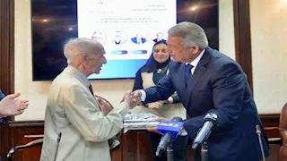 رئيس الأعلى للإعلام يكرم "شيخ الإذاعيين" فهمي عمر