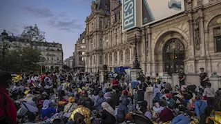 إجلاء قرابة 350 مهاجرا اعتصموا لنحو أسبوع أمام بلدية باريس