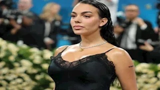 قبل إعلان زفافها.. 20 صورة لإطلالات أثارت الجدل لـ جورجينا 