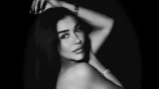 نادين الراسي بإطلالة جريئة بالأبيض والأسود