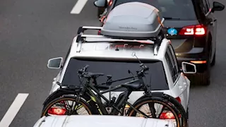 توصية بإزالة صندوق سقف السيارة بعد انتهاء فترة الإجازة.. تعرف على السبب