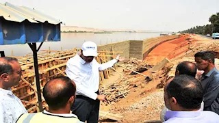 بالصور- تركيب محول كهرباء لتغذية محطات صرف البواخر السياحية بكورنيش أسوان 