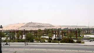 بالصور- عودة الملاحة النهرية وانتظام الطرق السريعة بعد هدوء العاصفة الترابية بأسوان 