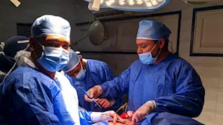 إنقاذ حياة مريضة من "انسداد القولون الكاذب" بعد جراحة دقيقة في قنا