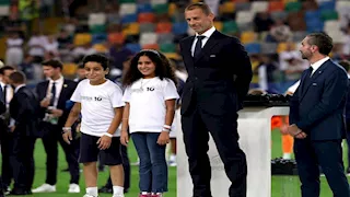 فلسطينيان.. من هما الطفلان اللذان تواجدا على منصة تتويج السوبر الأوروبي؟