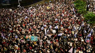 متظاهرون يغلقون شارع أيالون الرئيسي قرب تل أبيب