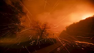 أمريكا: تقدم في السيطرة على حريق بطول طريق سريع بلوس أنجلوس