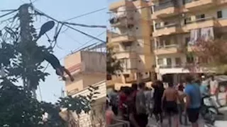 بعد صعقه.. جثة شاب تتدلى من عمود إنارة (فيديو)