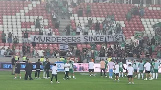 "غباء لا يمكن تبريره".. مشجعو كرة قدم إسرائيليون يثيرون غضبا في بولندا بلافتة