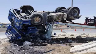 مصرع شخصين في انقلاب سيارة نقل بصحراوي الأقصر