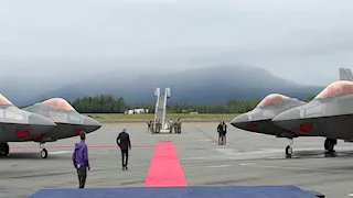 ترامب يصل إلى ألاسكا للقاء بوتين