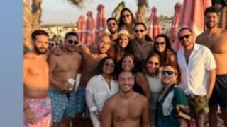 مع صديقاتها.. 3 صور لـ نور الشربيني على البحر في المصيف