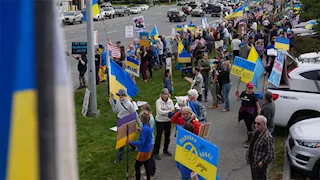 على خلفية قمة ترامب وبوتين.. وقفات احتجاجية داعمة لأوكرانيا في ألاسكا