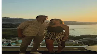 قبلة ورسالة رومانسية.. 17 صور لاحتفال زوجة محمد فضل بعيد ميلاده