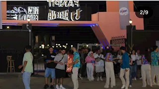 شهاب يشعل حفله بمهرجان العلمين الجديدة بأغنية "منافقين" ويهدي "كاب" لطفلة صغيرة