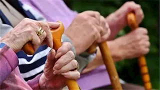 وفقا لقانون المسنين.. حالات يحق فيها للمسنين الحصول على مساعدة شهرية 