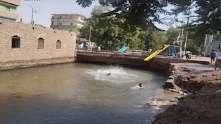 "ترعتنا أولى بينا".. أطفال الأقصر يصنعون منتجعهم الصيفي الخاص (فيديو وصور)