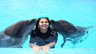 20 صورة .. منة عرفة في حمام السباحة مع الدولفين بالساحل الشمالي
