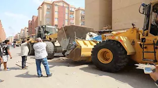 صور.. محافظ القاهرة يقود حملة مكبرة لإزالة الإشغالات بمدينة معًا