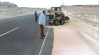 بالصور- حملة لرفع  الكثبان الرملية  من طريق شرم الشيخ  الدولي