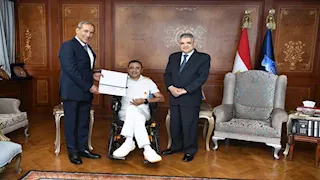 الفريق أسامة ربيع يكرم الربان ولاء حافظ صاحب أطول غطسة لمريض شلل رباعي