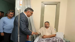 محافظ الجيزة يزور بطل واقعة إنقاذ "فتاة المنيب" للاطمئنان على صحته
