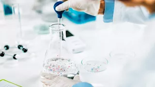 يتناولها الملايين.. مشروبات شائعة تحتوي على مواد خطيرة