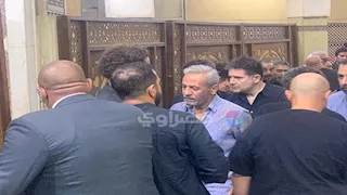 بالصور.. صبري فواز في عزاء مدير التصوير تيمور تيمور