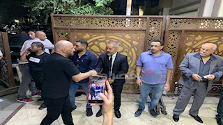 مجدي الهواري وكريم السبكي.. توافد نجوم الفن على عزاء تيمور تيمور