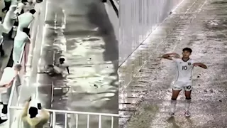 فيديو كوميدي.. لاعب كرة قدم يسقط في حفرة عميقة أثناء احتفاله بهدف