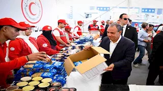 "رسالة حب وتضامن".. وزير الخارجية يكتب على أحد صناديق المساعدات المصرية لغزة (صور)