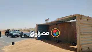 انقلاب شاحنة محمّلة بالغلال على الطريق الصحراوي الغربي في أسيوط 