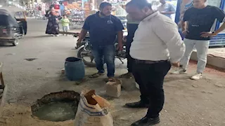 بالصور- إصلاح هبوط أرضي في شارع رئيسي بالمنيا