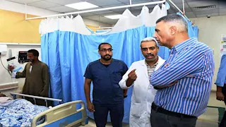 محافظ أسوان يستمع لشكاوى المواطنين من خدمات مستشفى التخصصي (صور)