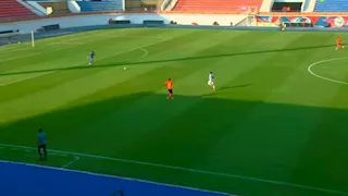 صدها من الخارج ولم يُطرد.. موقف غريب في مباراة فاركو و طلائع الجيش (صور وفيديو)