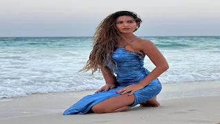 أنيقة وشفافة.. أجمل إطلالات مي سليم في الساحل -25 صورة